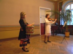 Анна Мишина (тӱмыр) да Инга Погонина (ия ковыж)